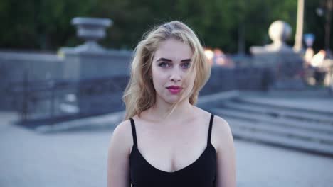 mujer joven en un parque