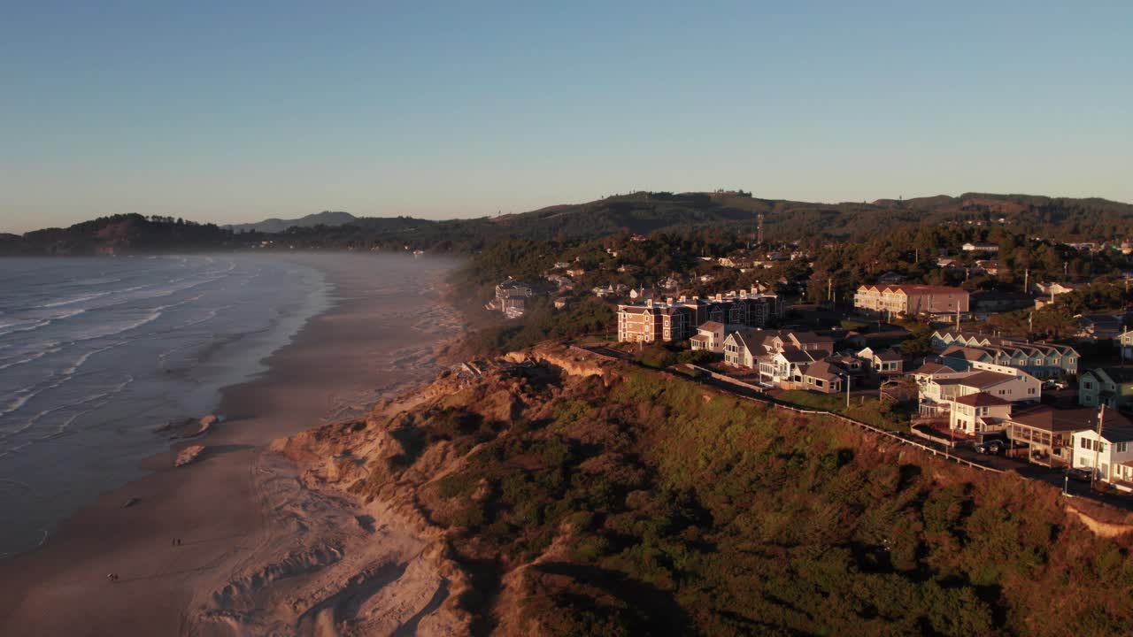 newport, la costa de oregón en la hora dorada, 4k