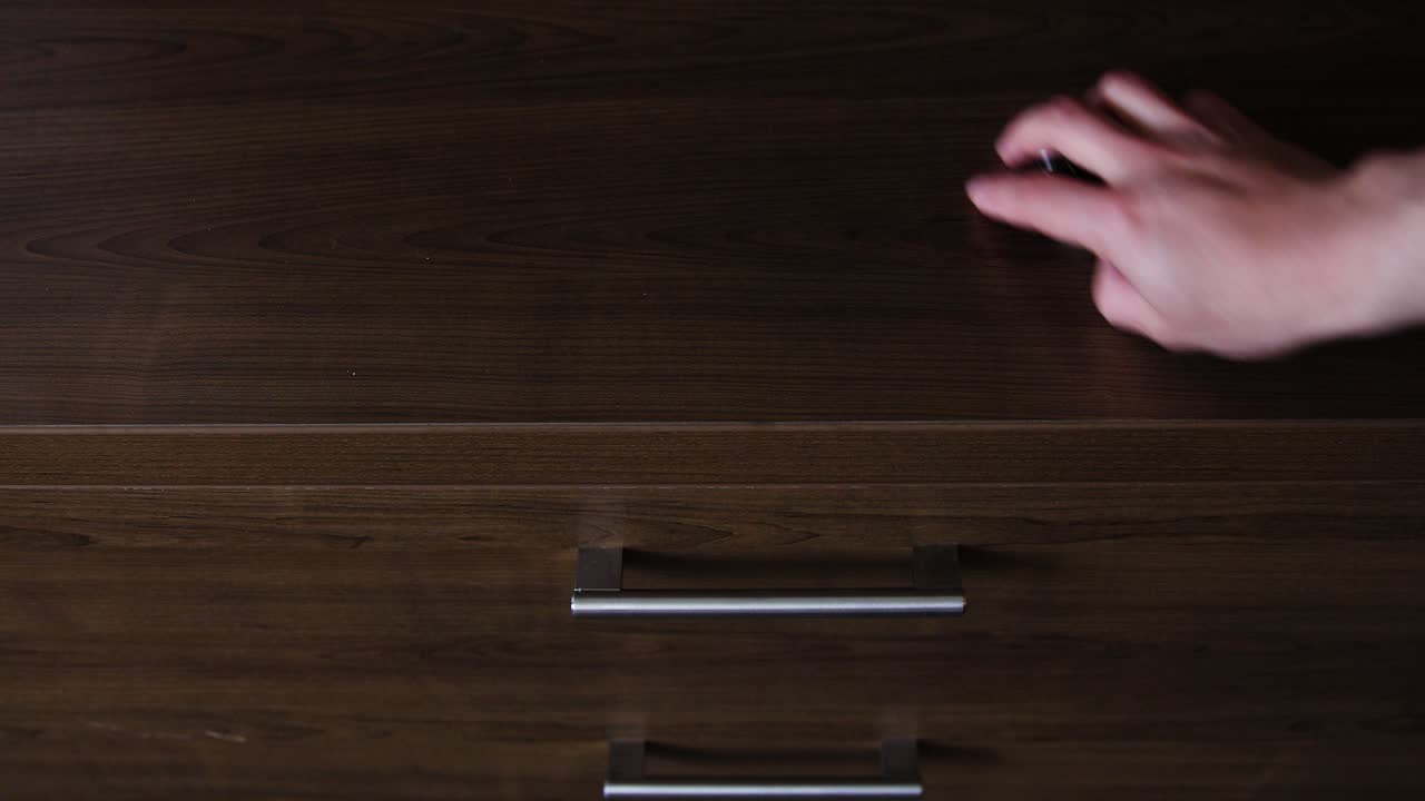 billetera de lujo y llaves en la cómoda