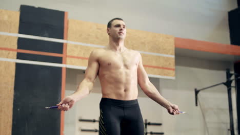 hombre saltando la cuerda en el gimnasio