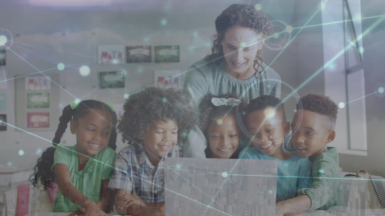animación de la red de conexiones a través de maestras caucásicas con computadora portátil y alumnos diversos
