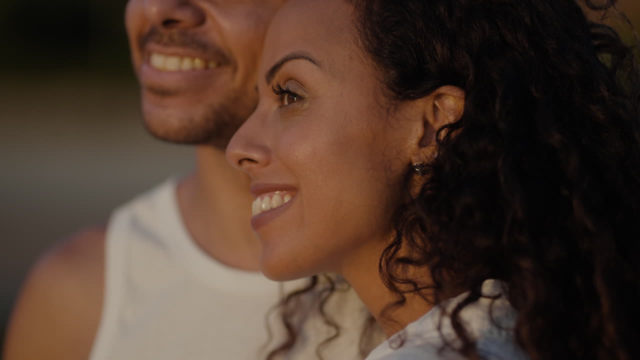 una pareja romántica contemplando el atardecer.