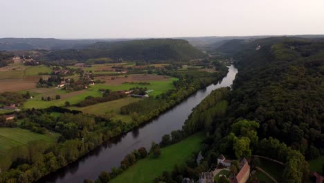 Vista-Aérea-Del-Río-Dordoña-Antiguo-Pueblo-Medieval-De-Piedra-De-Beynac-et-cazenac