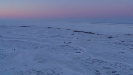 Una-Antena-Sobre-La-Región-ártica-Congelada-De-La-Bahía-De-Hudson,-Canadá-Al-Atardecer-O-Al-Amanecer-1