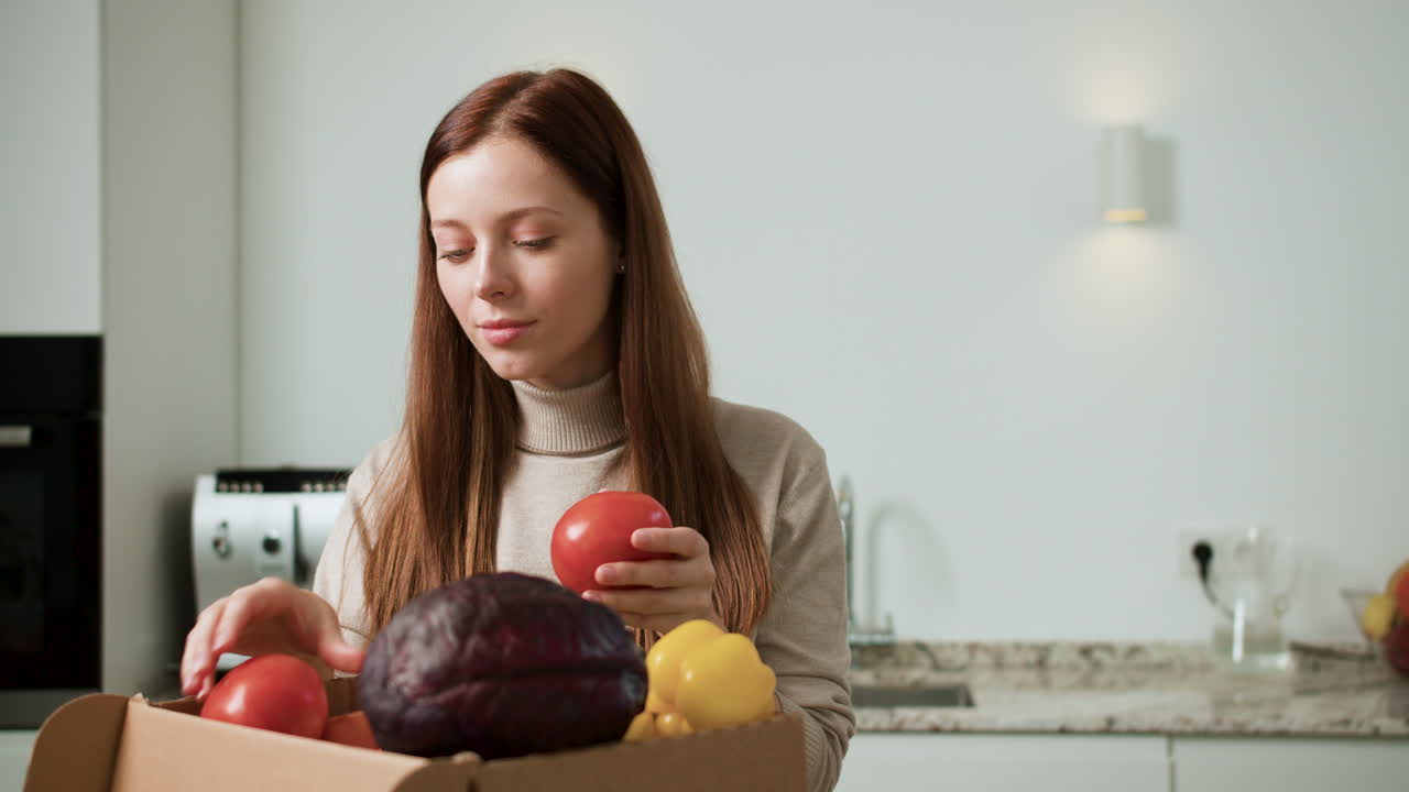 채소 를 풀고 있는 여자