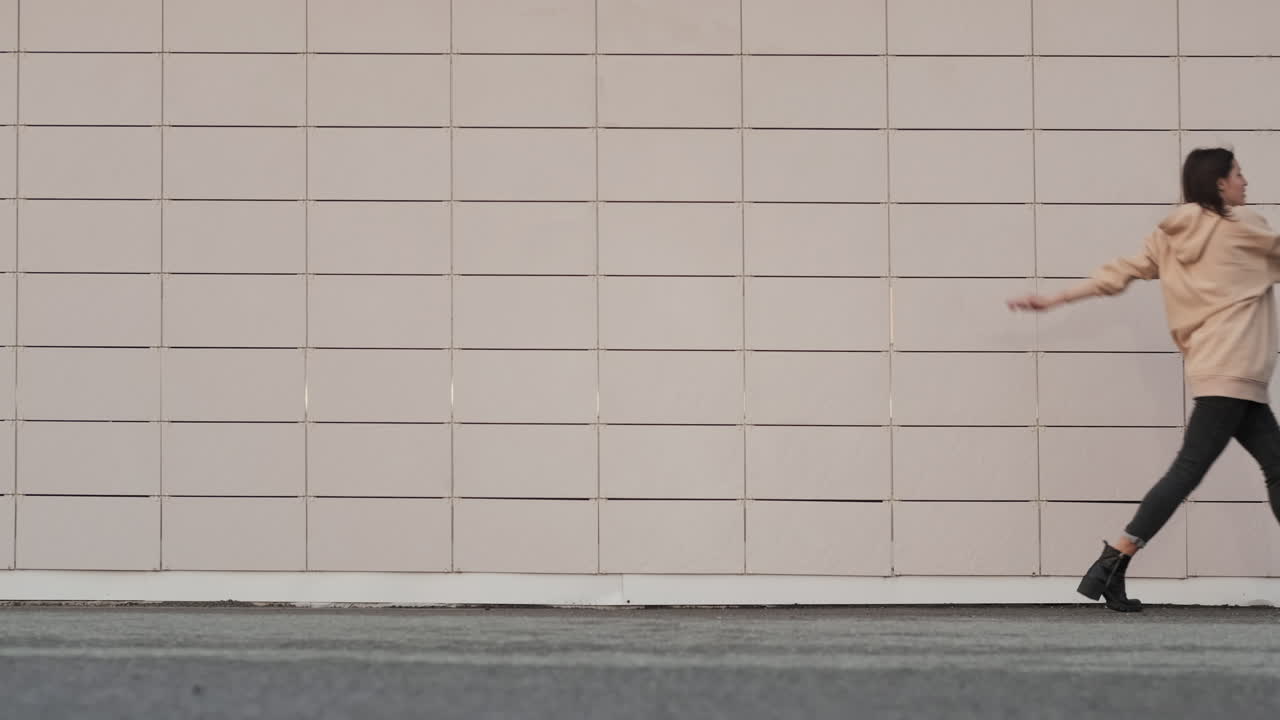 도시에서 춤추는 여자