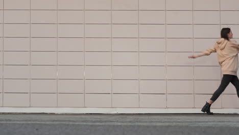 mujer bailando en la ciudad