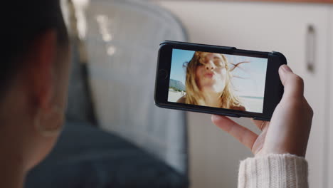 Mujer-Joven-Video-Chat-Usando-Un-Teléfono-Inteligente-Amigo-Feliz-En-Vacaciones-De-Verano-Compartiendo-Experiencia-De-Viaje-Divirtiéndose-En-Una-Aventura-De-Vacaciones-Comunicándose-Con-Un-Teléfono-Móvil