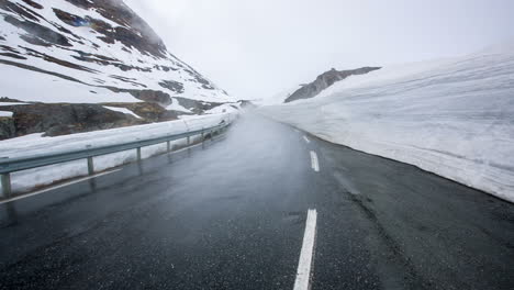 Niebla-En-La-Carretera,-Noruega.