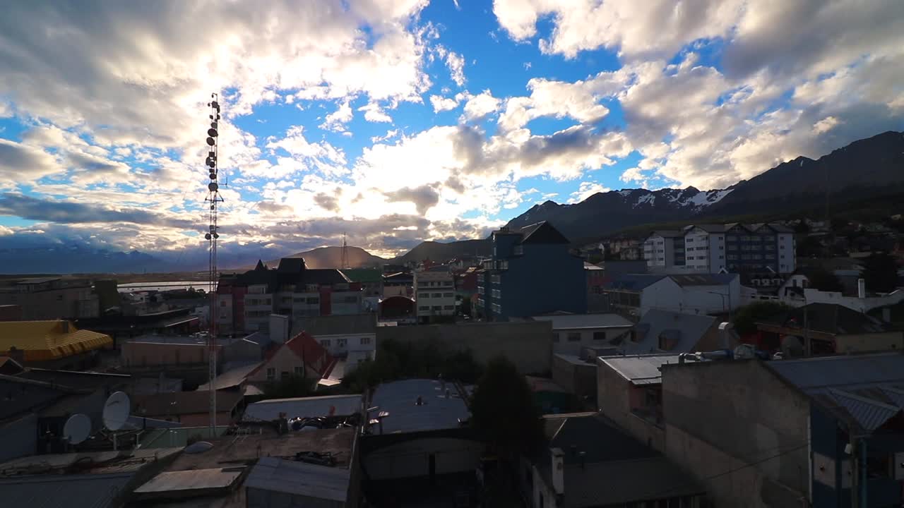 magnífico lapso de tiempo de movimiento de nubes, tomado contra el fondo de las montañas de los andes