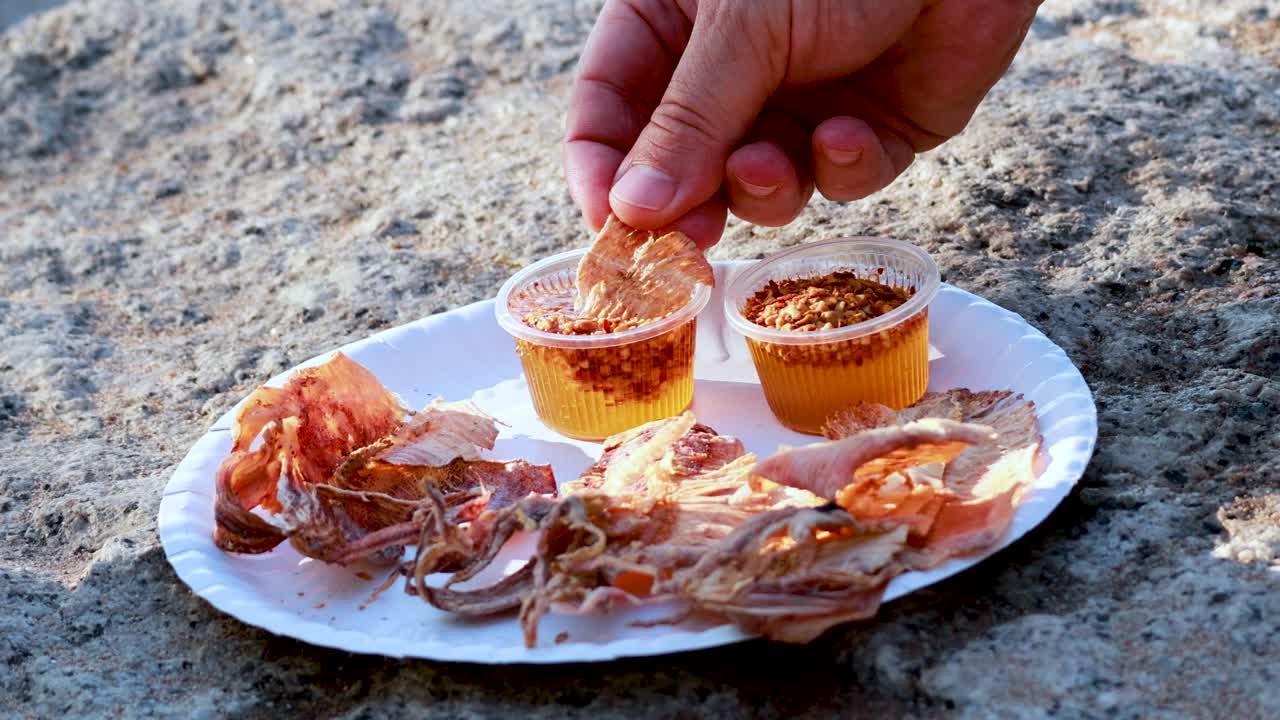 과 매운 소스와 함께 손으로 은 건조한 오징어