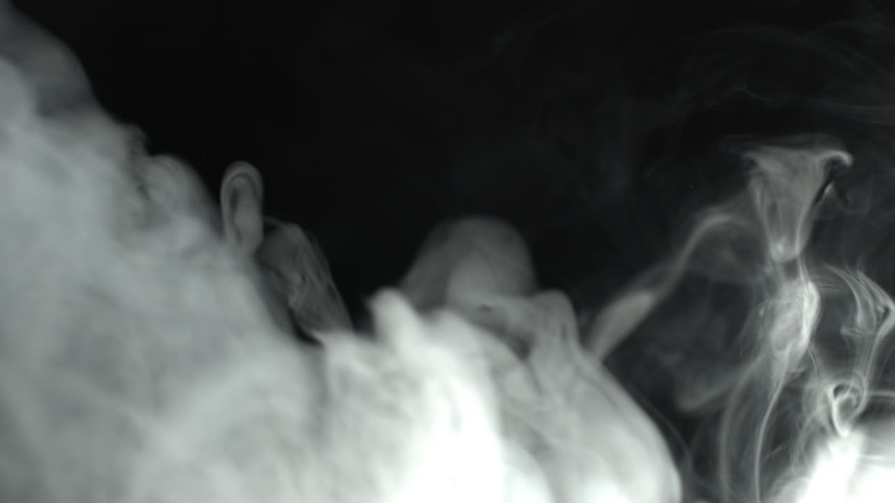 회색 연기가 많아요.