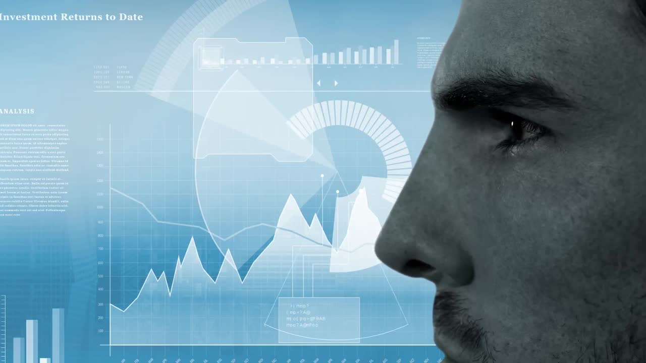 animación de primer plano del hombre caucásico sobre la interfaz con procesamiento de datos contra fondo azul