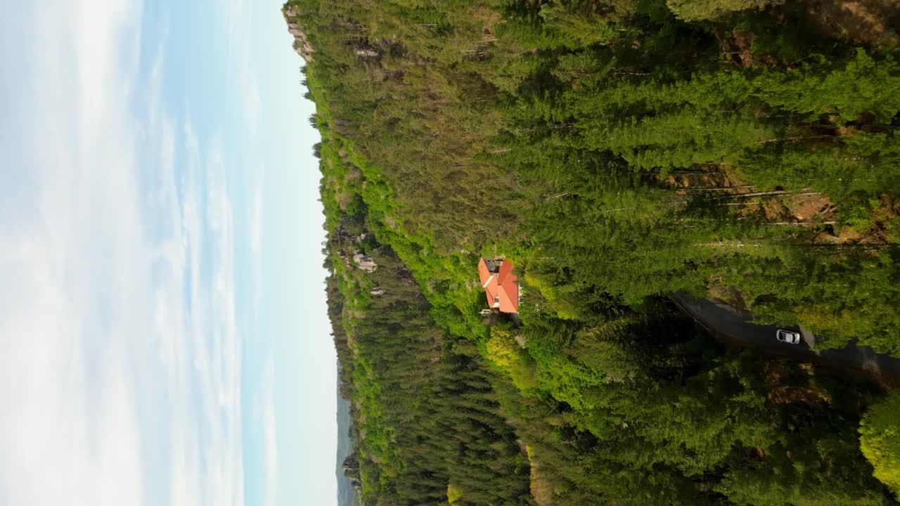 video vertical, vista aérea del monasterio de san pedro de rocas, esgos, ourense, españa