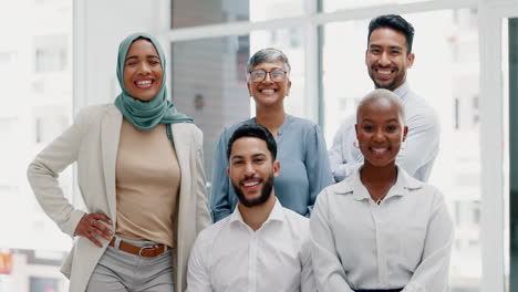 Diversidad,-Retrato-De-Equipo-Y-Sonrisa-Juntos