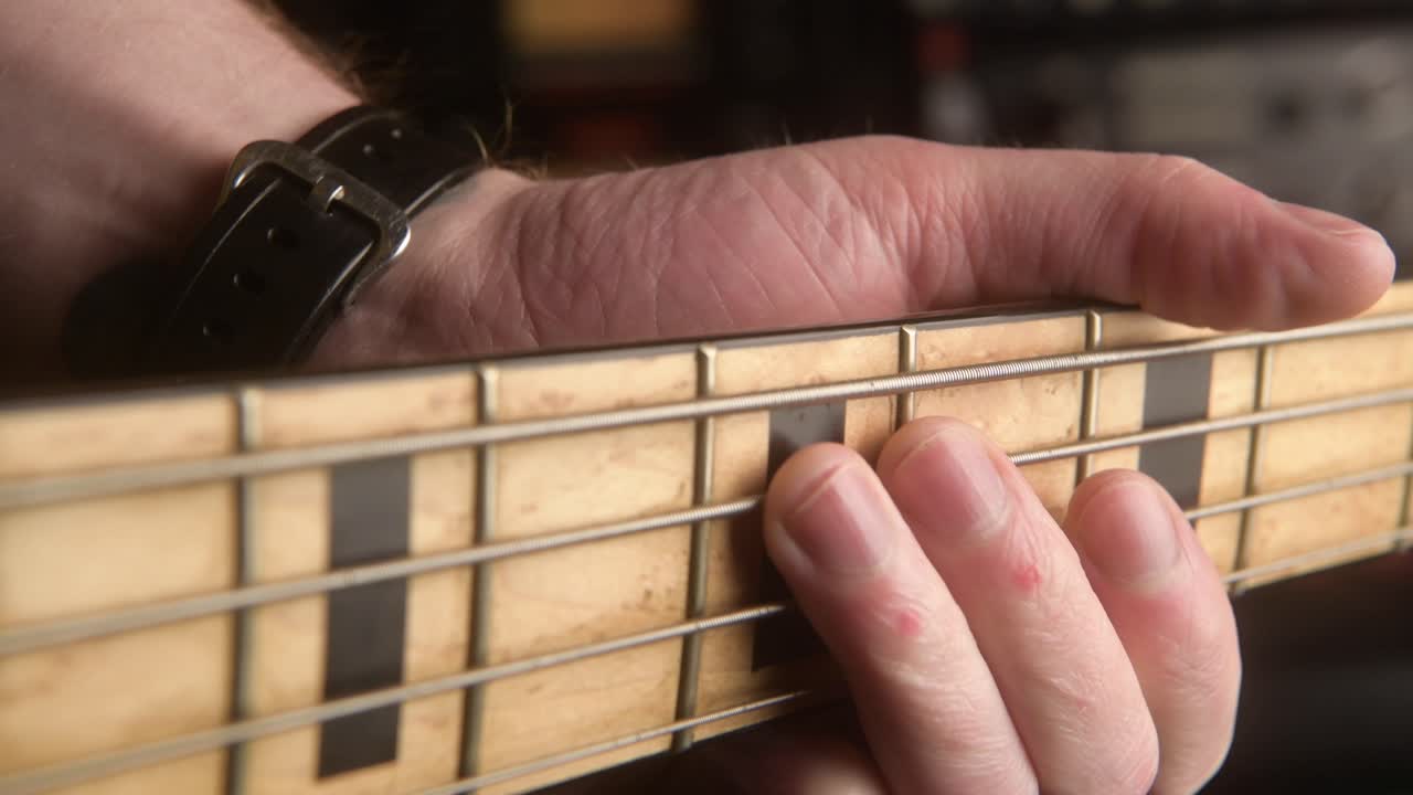 foto de cerca tocando el bajo en el estudio de grabación