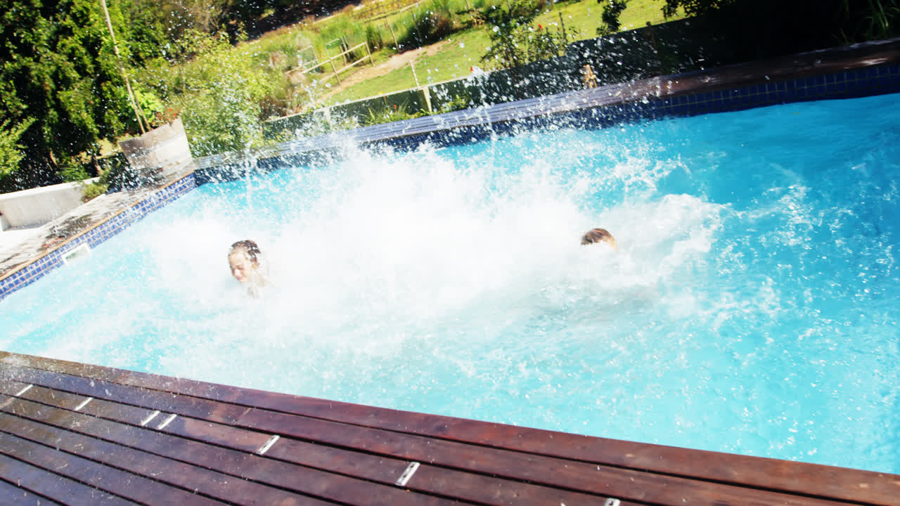 Glade venner hopper i swimmingpool