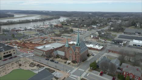 disparo de dron envolvente, que revela un nuevo centro de eventos y espacios comunes en el centro de clarksville, tennessee