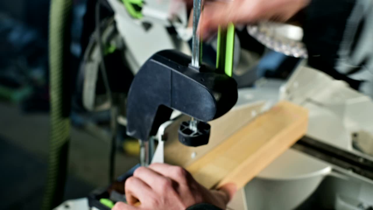 가까운 사람의 손 목수는 원형 도자기에 목조 작업 조각을 설치합니다.