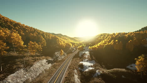 hermosa puesta de sol sobre un camino sinuoso a través de un bosque