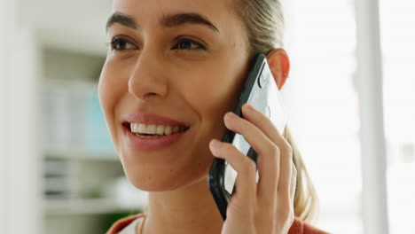 trabajo remoto, llamada telefónica y mujer hablando con