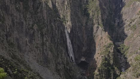 Toma-Manual-De-Tiro-Cercano-De-Wollomombi-Falls,-Parque-Nacional-De-Oxley-Wild-Rivers,-Nueva-Gales-Del-Sur,-Australia