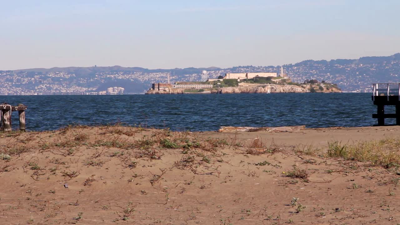 isla de alcatraz en san francisco, california, ee.uu. durante la puesta de sol en un hermoso cielo azul claro día soleado de verano con pequeñas olas del océano