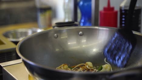 freír fideos y verduras en un wok