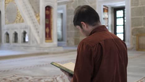 Recitando-El-Corán-En-La-Mezquita