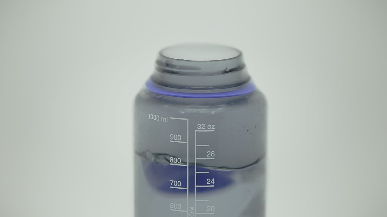 물병 상단에 드라이아이스 증기가 쏟아져 나온다