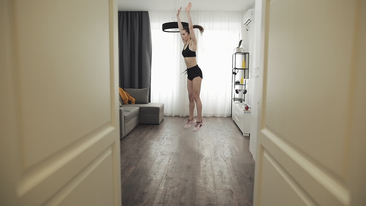 Mulher se exercitando em casa