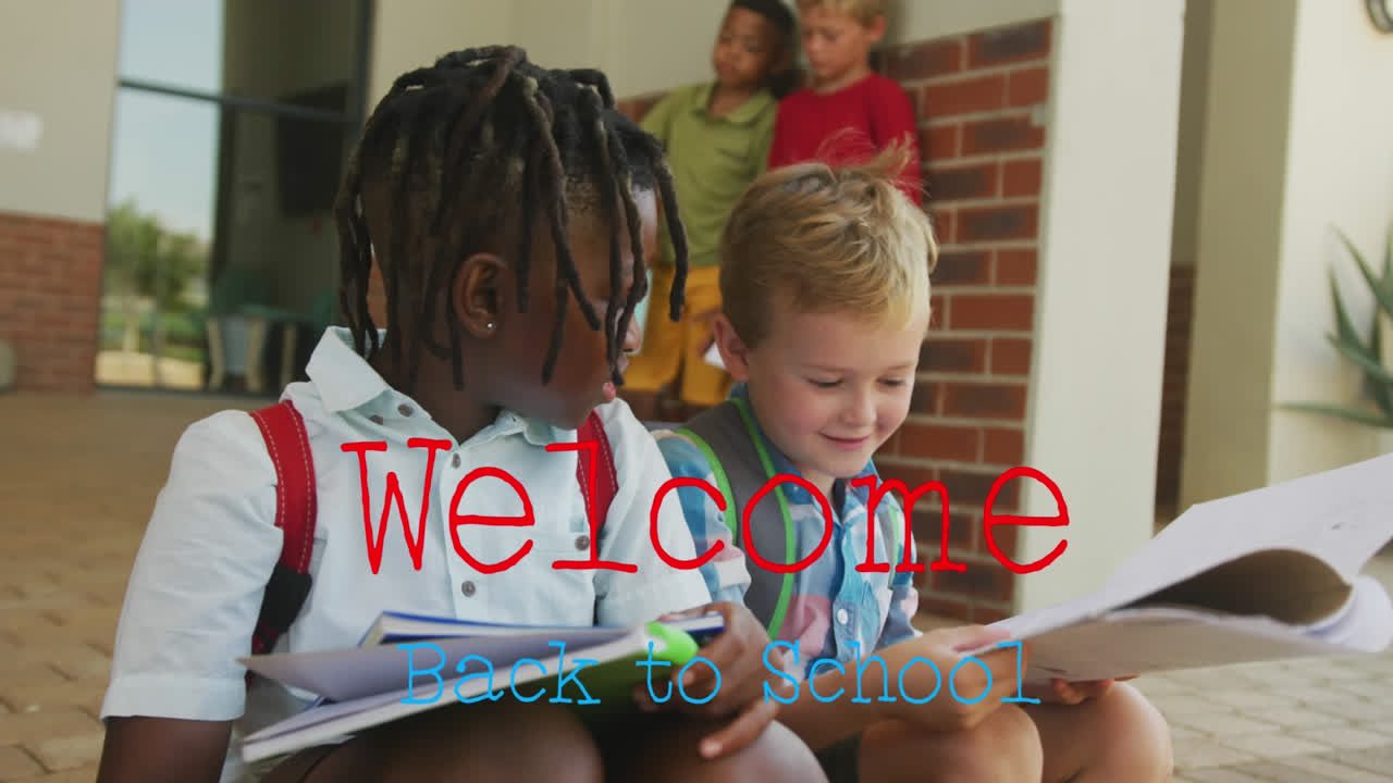 행복한 다양한 학교 아이들에 대한 학교 복귀 텍스트의 애니메이션