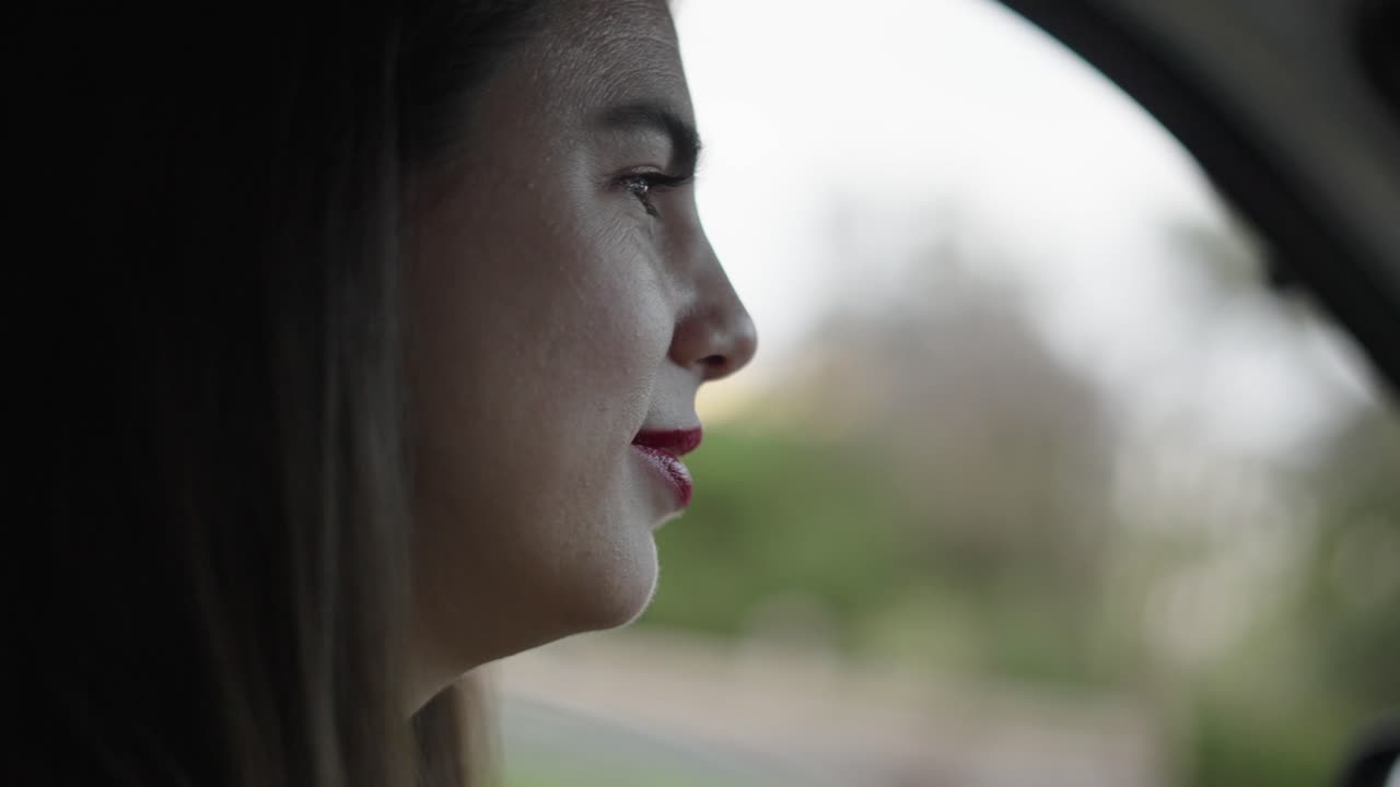 차를 운전하는 여자