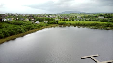 Toma-Aérea-Revelada-Volando-Sobre-Lough-Erne-En-Enniskillen,-Irlanda-Del-Norte,-En-Un-Día-Soleado.