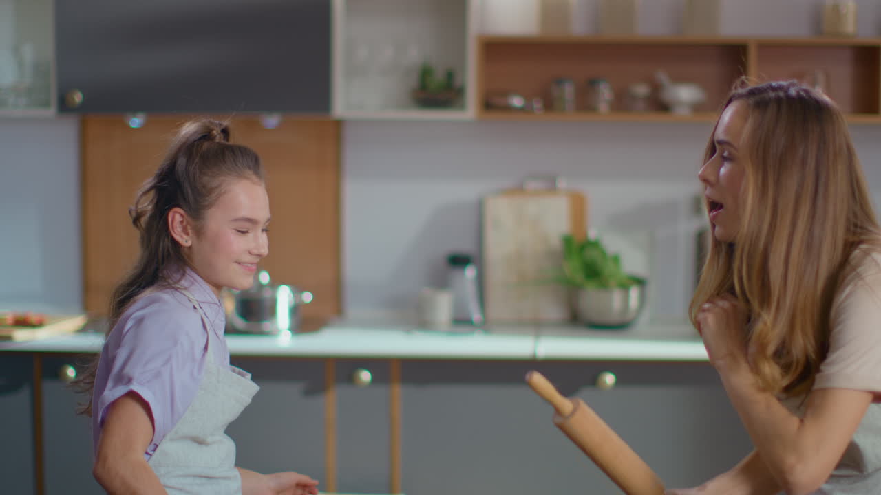 Mère et fille jouant dans la cuisine
