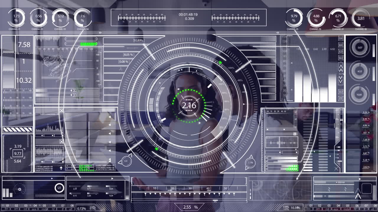 animación del procesamiento de datos en la pantalla digital y fallos sobre diversos empresarios en la oficina.