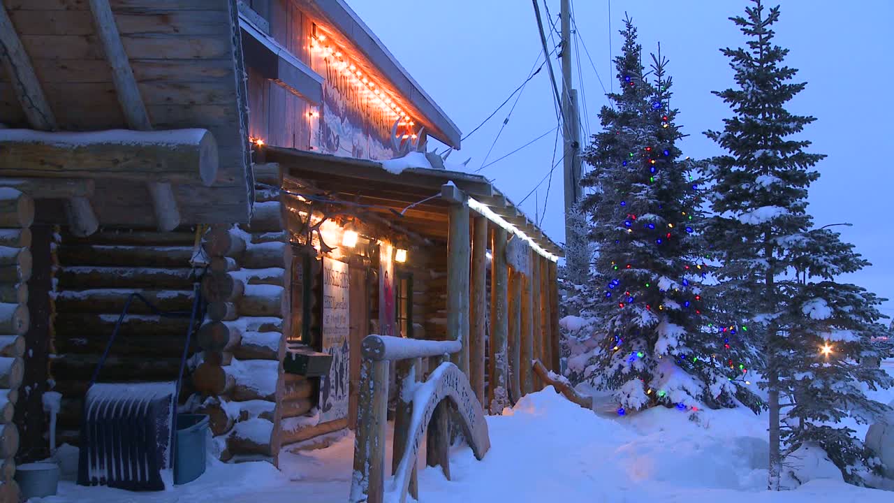 캐나다 허드슨 베이의 얼어붙은 툰드라에 있는 잡화점 호텔 또는 롯지