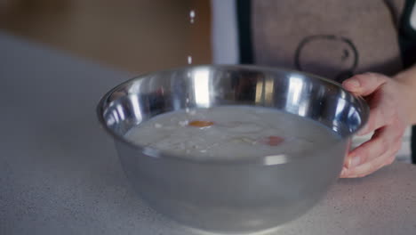 milch in eine schüssel gießen, während man den teig aus der nähe macht