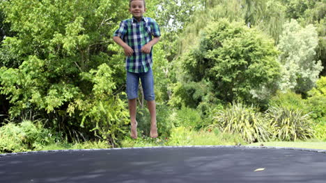 Retrato-De-Un-Chico-Lindo-Saltando-En-El-Trampolín-Y-Saludando