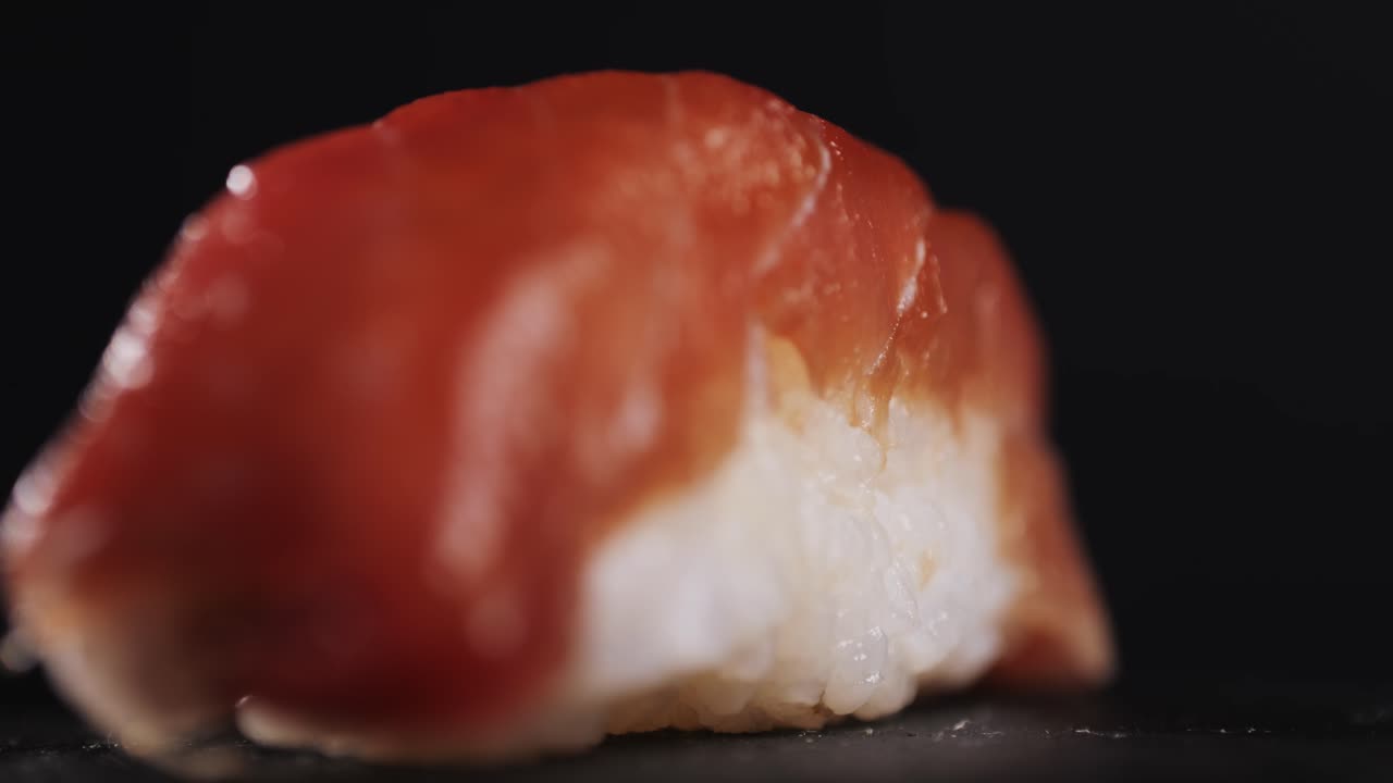 Primo piano di sushi al salmone