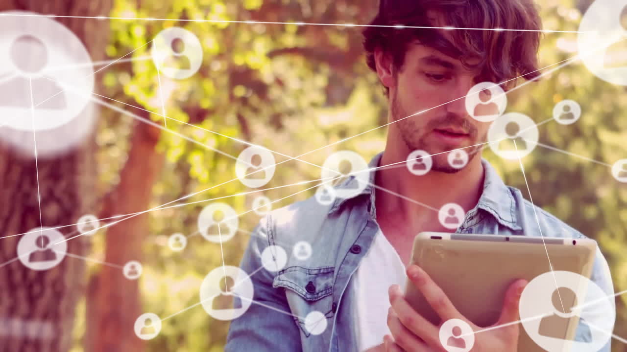 animación de la red de conexiones con personas iconos sobre hombre caucásico usando tableta