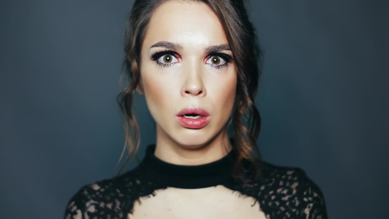 chica moderna con un hermoso maquillaje mostrando una mueca de asombro e indignación