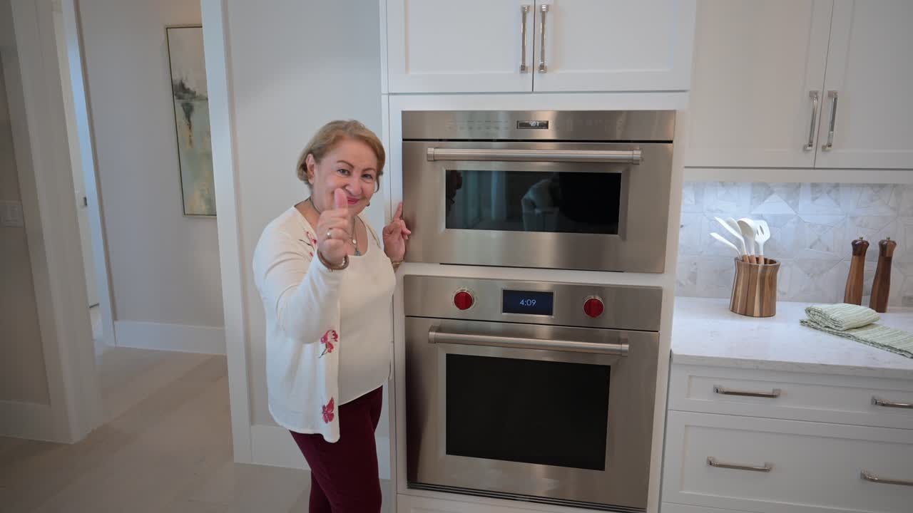 mujer satisfecha con su nuevo horno de diseño industrial de alta gama en su cocina