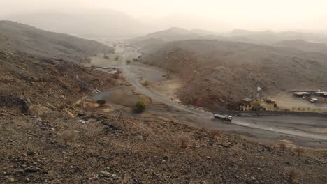 Ruta-De-Ciclismo-De-Montaña-Enduro-Con-Puesto-De-Control-De-Cabaña-De-Descanso-De-Madera-En-Al-Taween,-Fujairah,-Emiratos-árabes-Unidos