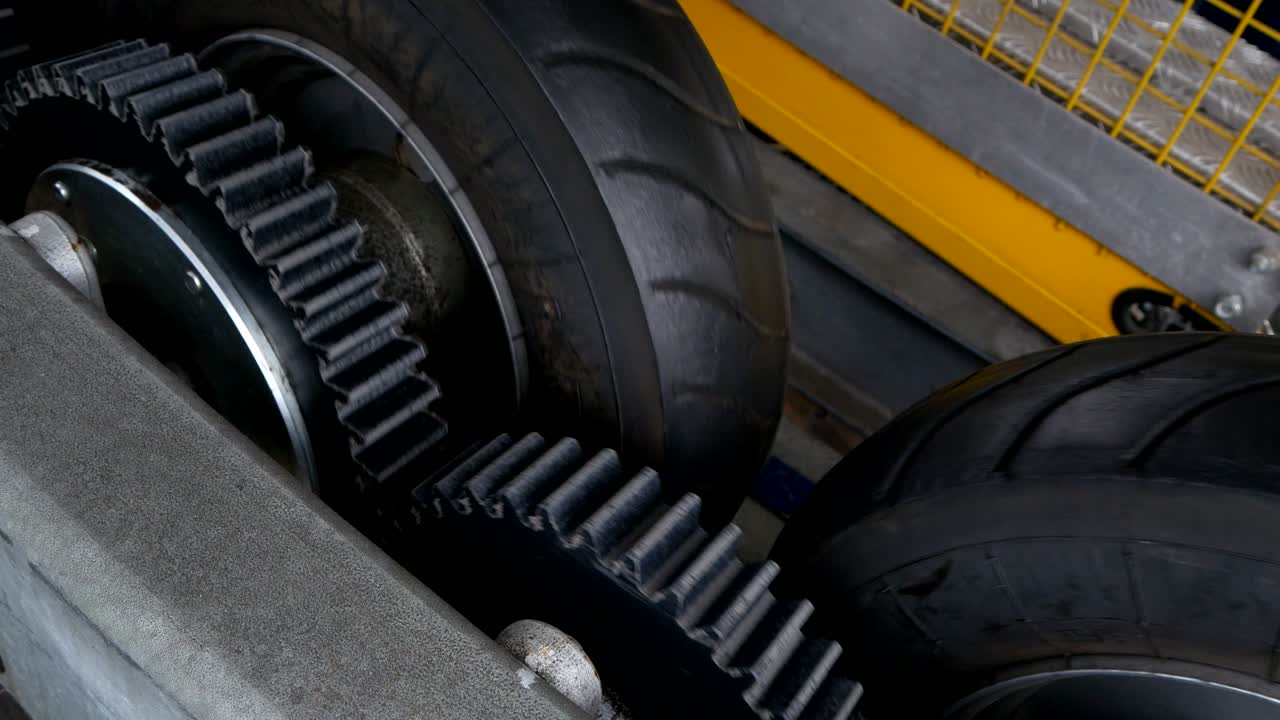 mecanismo industrial en la sala de máquinas del teleférico