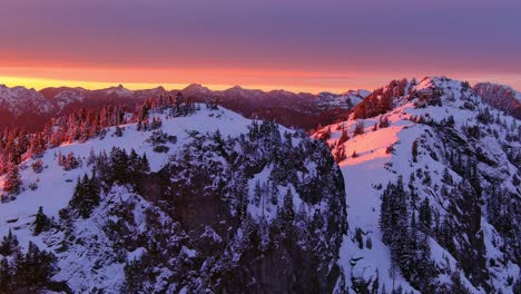 Paisaje-De-Montaña-Nevado,-Espectacular-Puesta-De-Sol-De-Invierno