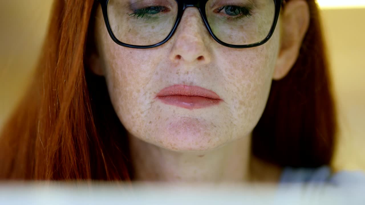 mujer de negocios usando una computadora portátil en la oficina 4k