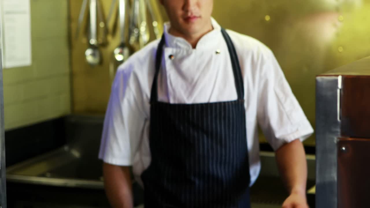 Chef che lavora in un ristorante