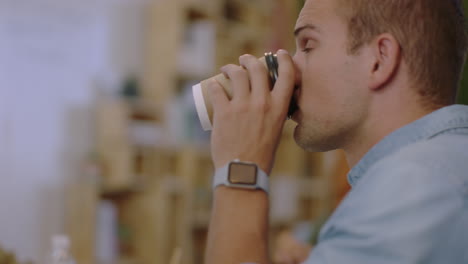 jóvenes empresarios se reúnen, hombres de negocios toman café, comparten ideas creativas, colegas trabajan juntos en la sala de juntas de la oficina.