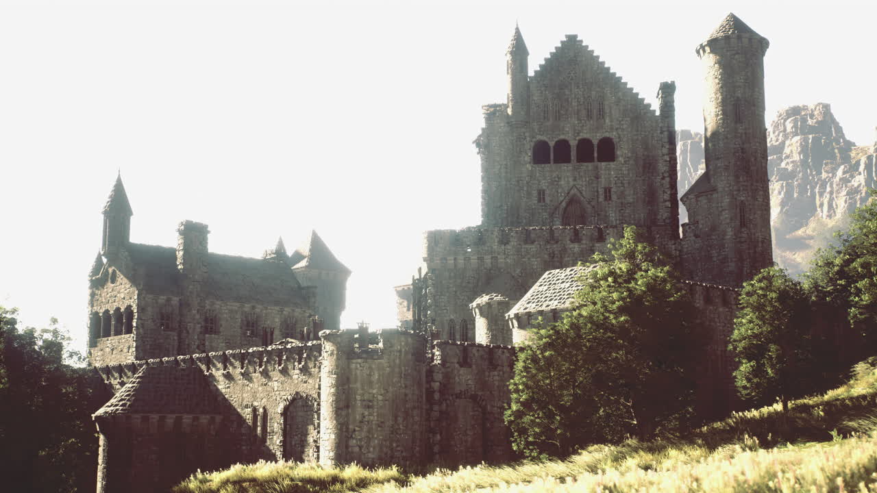 histórico castillo de piedra rodeado de exuberante vegetación y montañas dramáticas